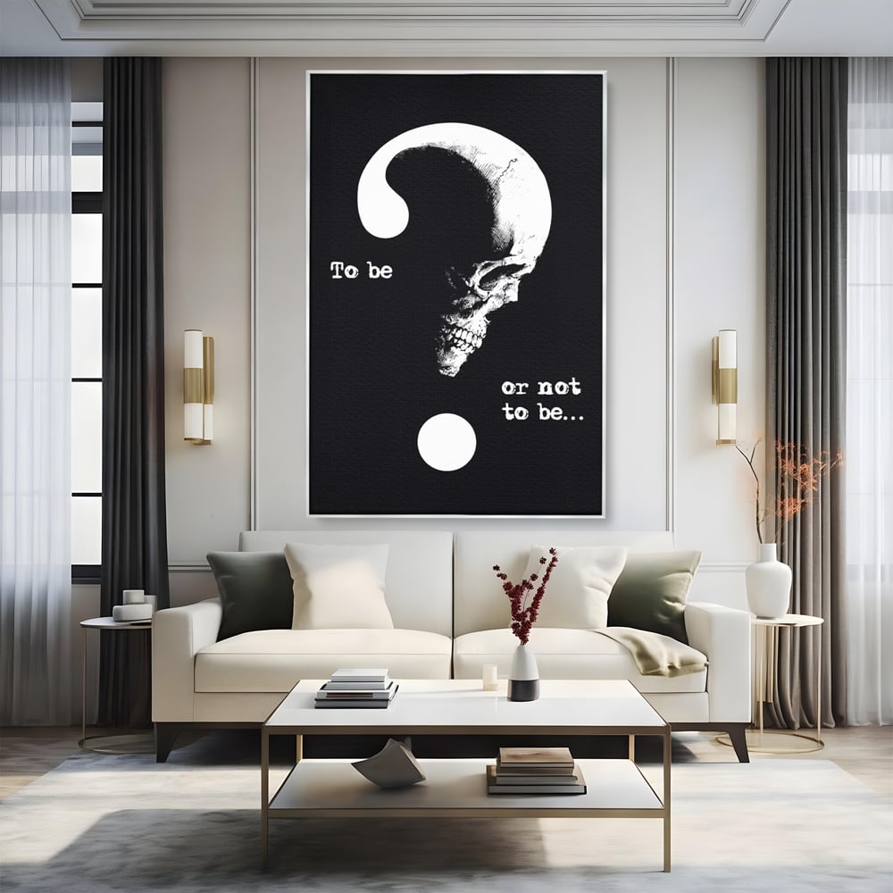Tablou canvas cu tablou canvas cu craniu si semnul intrebarii, in rama de aluminiu argintiu, pe perete intr-un living